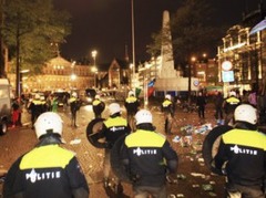 Astoņi Amsterdamas policisti cietuši sadursmē ar "Celtic" līdzjutējiem