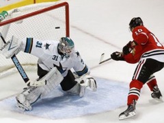 NHL līderu duelī "Blackhawks" sakauj "Sharks"