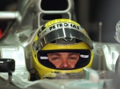Rosberga formulai ar ātrumu 320 km/h sprāgst riepa, pilots nav cietis