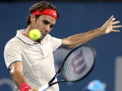 Federers Brisbenas ceturtdaļfinālā zaudē tikai divus geimus