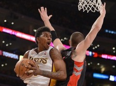 "Lakers" atspēlē 19 punktu deficītu un uzvar "Raptors"