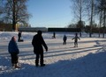 Rīgā sāk darboties publiskās dabīgā ledus slidotavas