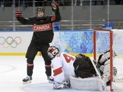 Kanādas hokejistes titula aizstāvēšanu sāk ar 69 metieniem un uzvaru