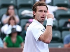 Gulbis smagā cīņā nodrošina vietu ceturtdaļfinālā