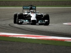 Hamiltons un Rosbergs ātrākie treniņos Bahreinā