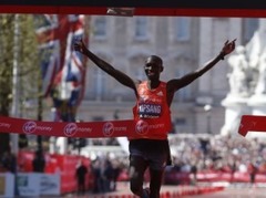 Londonas maratonā triumfē kenijieši Kipsangs un Kiplagata