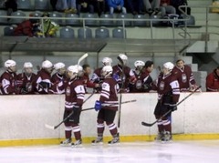 U18 hokeja izlase cīņu par atgriešanos Elitē sāk ar uzvaru