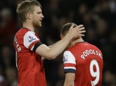 Podoļskis ar diviem vārtiem sekmē "Arsenal" uzvaru derbijā