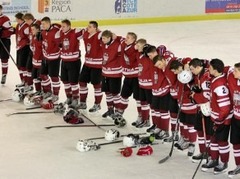 Latvijas jaunie hokejisti sakauj arī francūžus