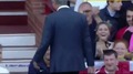 Video: Mača laikā Mourinju nogāž latviešu izcelsmes dziedātāju uz zāliena
