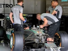 "Mercedes" piloti dominē 1. treniņā Silverstounā, Masa piedzīvo avāriju