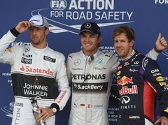 Pārsteigumiem bagātā kvalifikācijā uzvar Rosbergs