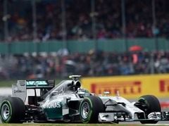 Pēc Rosberga izstāšanās Lielbritānijā uzvar Hamiltons