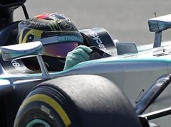 Pēc Hamiltona avārijas Vācijas GP kvalifikācijā uzvar Rosbergs