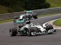 Hamiltons šokēts par komandas pavēli palaist priekšā Rosbergu