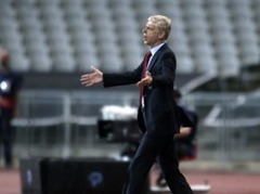 UEFA soda "Dnipro" un "Feyenoord" par nekārtībām un izvērtēs Vengera sūdzību