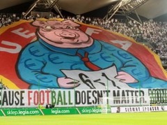 UEFA sāk izmeklēšanu par izaicinošo plakātu "Legia" spēlē