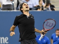 Federers atspēlē divas mačbumbas un piecos setos uzveic Monfīsu