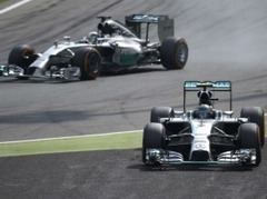 Rosbergs netrāpa līkumā, uzvaru Itālijā svin Hamiltons