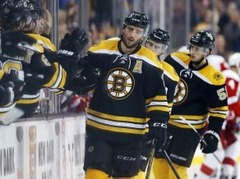 NHL pārbaudes spēles: Beržerona "hat-trick" neglābj "Bruins" no zaudējuma