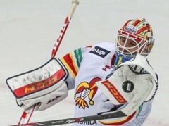 "Jokerit" līdzjutēji protestē pret KHL lēmumu un spēles laikā pamet tribīnes