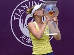 Riskei pirmais WTA tituls, Stousura trešo reizi uzvar Osakā