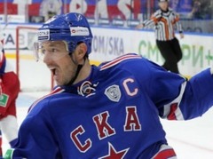 Kovaļčukam divi vārti, KHL līderu duelī SKA uzvar CSKA