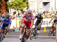 Smukulis met izaicinājumu "Tour de France" uzvarētājam Nibalī Japānā