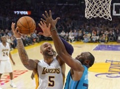 "Warriors" piedzīvo pirmo neveiksmi, "Lakers" tiek pie pirmās uzvaras