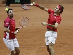 Federers un Vavrinka uzvar dubultspēlē, pietuvina Šveici Deivisa kausam