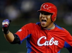 No Kubas aizbēgušais beisbolists Tomass noslēdz 68.5 miljonu līgumu