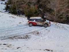 Video: Lēbs pie WRC stūres atgriežas ar lielisku ātrumu un noskriešanu no ceļa