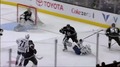 Video: NHL nedēļas labākajos momentos uzvar "Kings" vārtsargs
