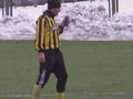 Video: Ukrainas futbolists spēles laikā laukumā pamanās atbildēt uz telefona zvanu