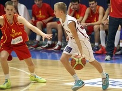 U16 puiši: uzvara par Melnkalni, būs jācīnās par 5.vietu