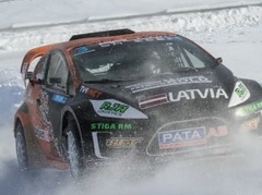 Baumani ledus rallijkrosa finālā Zviedrijā no trases izsit konkurents