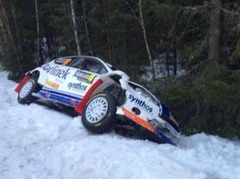 Zviedrijas rallija treniņbraucienos auto notriec WRC fotogrāfu
