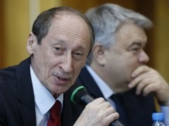 Dopinga skandālu dēļ no amata atkāpjas Krievijas vieglatlētikas prezidents
