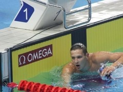 Latvijas peldētāji demonstrē muskuļus īsi pirms olimpiskās kvalifikācijas