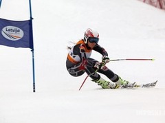 Latvijas kausā milzu slalomā uzvaras K.Zvejniekam un L.Bondarei