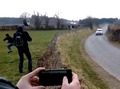 Video: Mašīnas nolūzušais ritenis gandrīz satraumē skatītājus