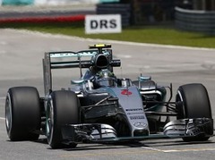 "Mercedes" komanda ātrākā arī pēdējā F1 treniņā, "Ferrari" piloti seko