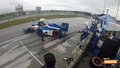 Video: IndyCar lietus sacīkstē pilots boksos notriec mehāniķi