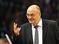 "Partizan" treneris Vujoševičs pēc derbija sakaujas ar pretinieku fanu