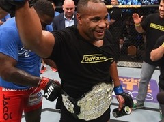 Daniels Kormjē kronēts par jauno UFC čempionu