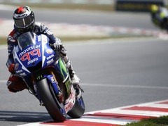 MotoGP: Lorenco ceturtā uzvara pēc kārtas, Markess atkal izstājas