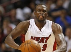 Dengs izmanto spēlētāja iespēju un paliek "Heat"