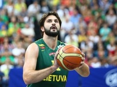 Kleiza savainojuma dēļ domā par karjeras noslēgšanu