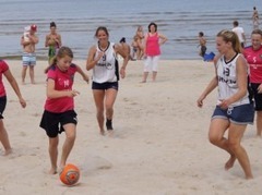 Pirmais sieviešu pludmales futbola turnīrs noslēdzas ar ''Omas&Druškas'' uzvaru
