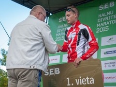 SEB MTB maratona Ikšķiles posmā uzvar Pētersons, kopvērtējumā triumfs Vosekalnam